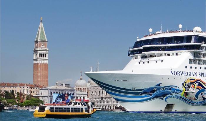 Berengo Gardin: «Le “grandi navi” solcano Venezia per giochi di interesse»