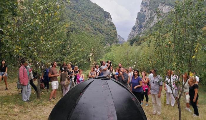 Il rito dei viandanti – visitatori tra le sculture nella Gola del Furlo