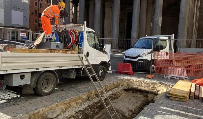 A Roma emerge la pavimentazione imperiale davanti al Pantheon