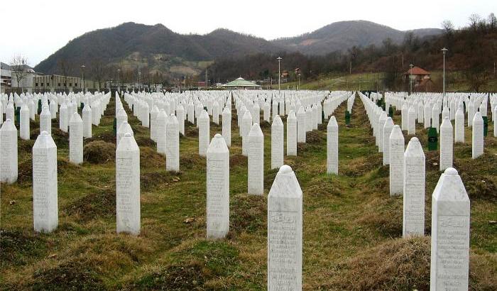25 anni fa il genocidio di ottomila musulmani a Srebrenica: sei titoli per sapere