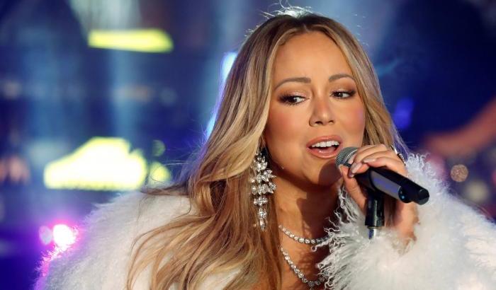 Mariah Carey si vaccina e dà l'esempio con uno dei suoi famosi acuti