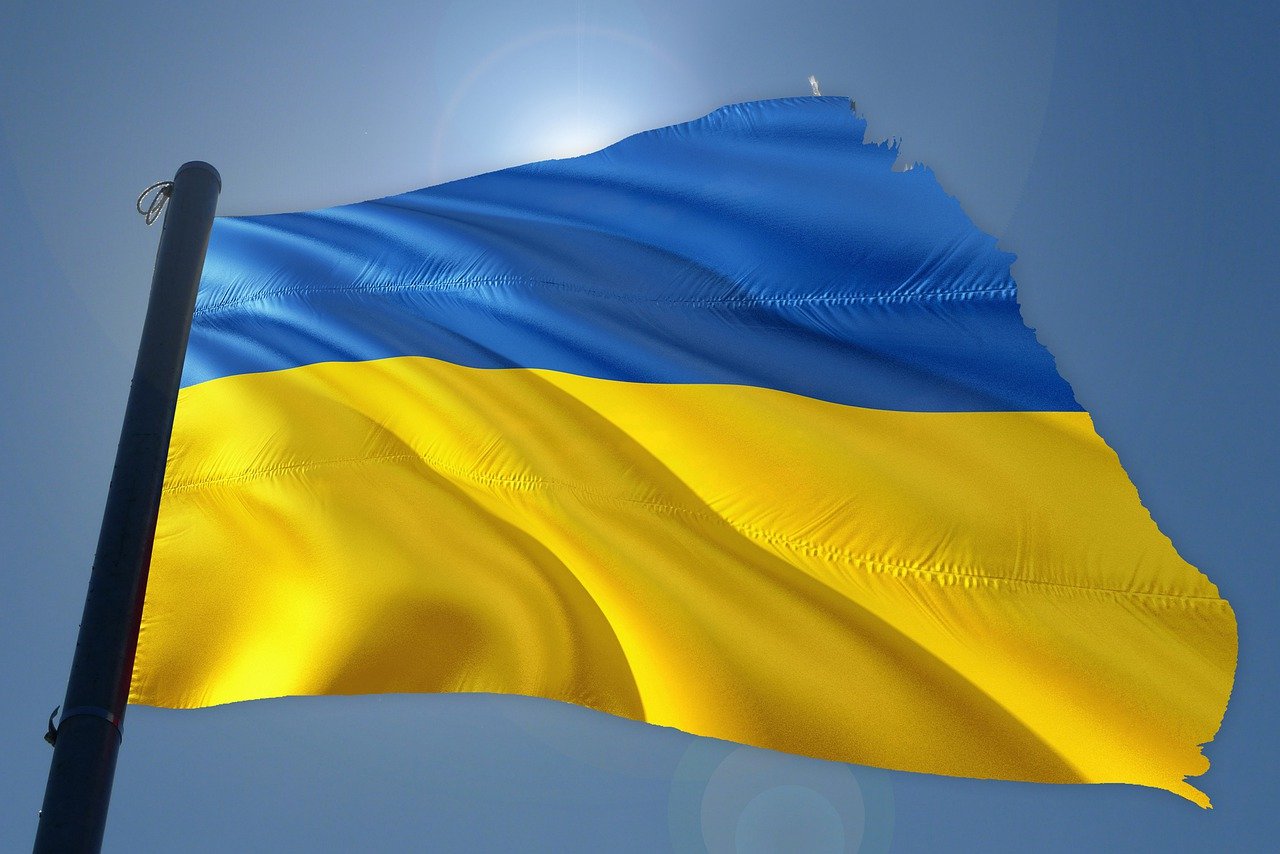 L'Associazione Librai Italiani a sostegno dell'Ucraina: invita le librerie a fare le vetrine con i colori della bandiera
