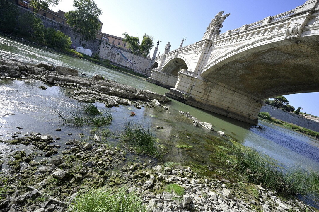 La secca del Tevere fa riemergere le rovine del Ponte Neroniano