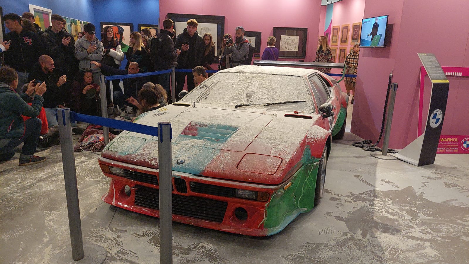 Gli attivisti di Ultima Generazione colpiscono ancora: cosparsa di farina «l'automobile» di Warhol