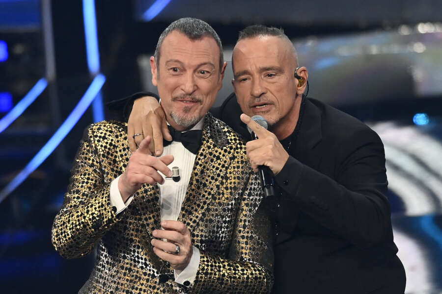 Eros Ramazzotti canta e dedica "Terra promessa"