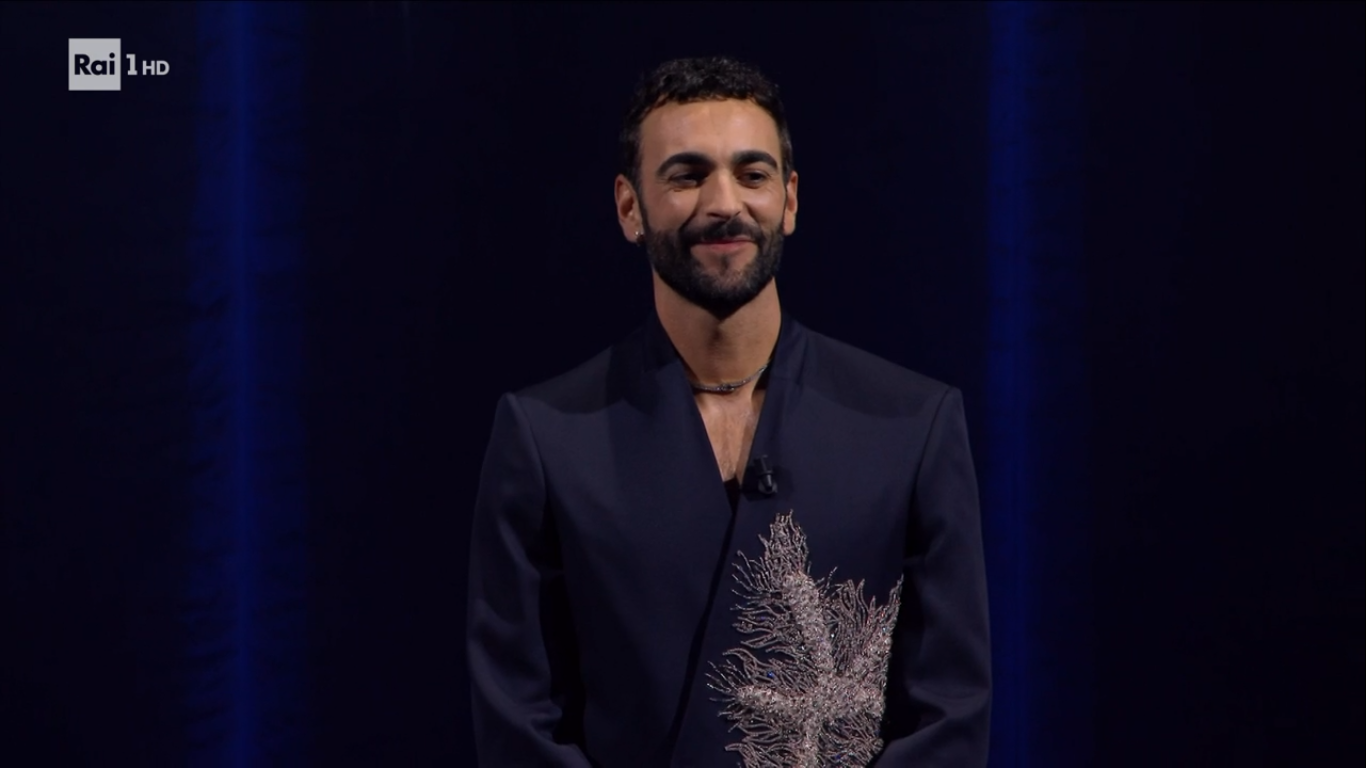 Marco Mengoni anticipa Amadeus sul palco di Sanremo