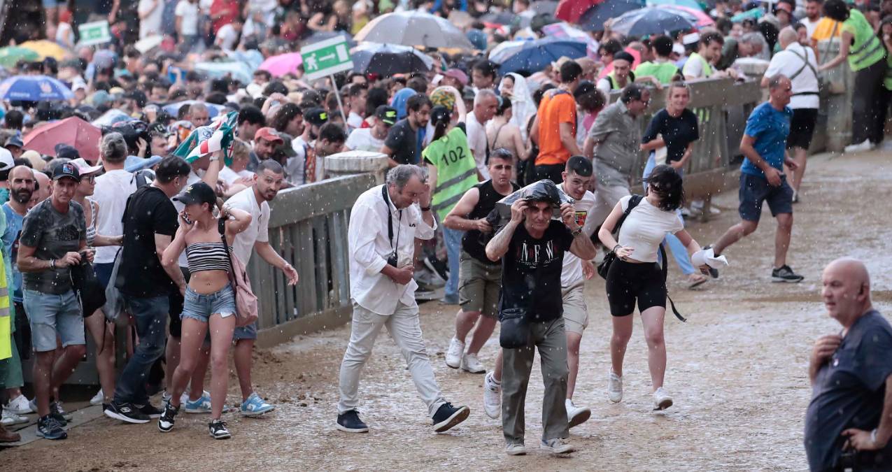 Dopo il rinvio del palio i senesi scrutano il cielo