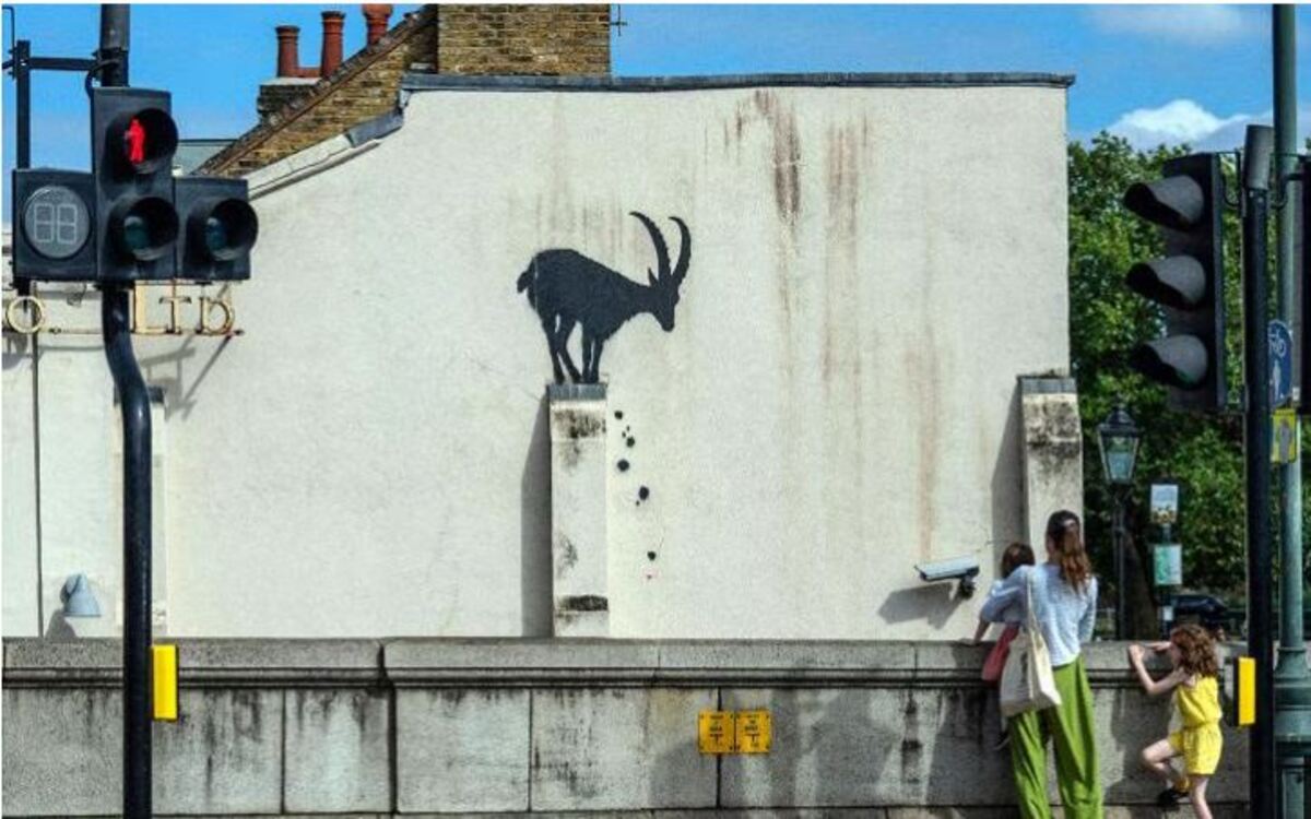 Banksy colpisce ancora: una capra sfida la gravità e la sorveglianza