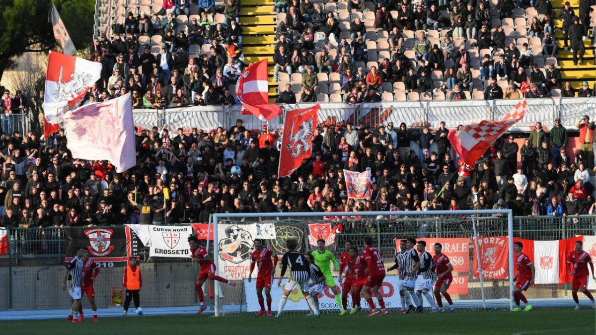 I tifosi del Grosseto nel giorno del derby con il Siena