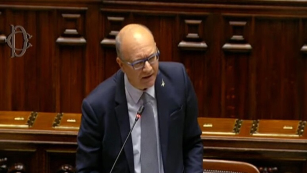 Scontro in aula sul ddl consenso informato: le opposizioni chiedono le scuse di Valditara