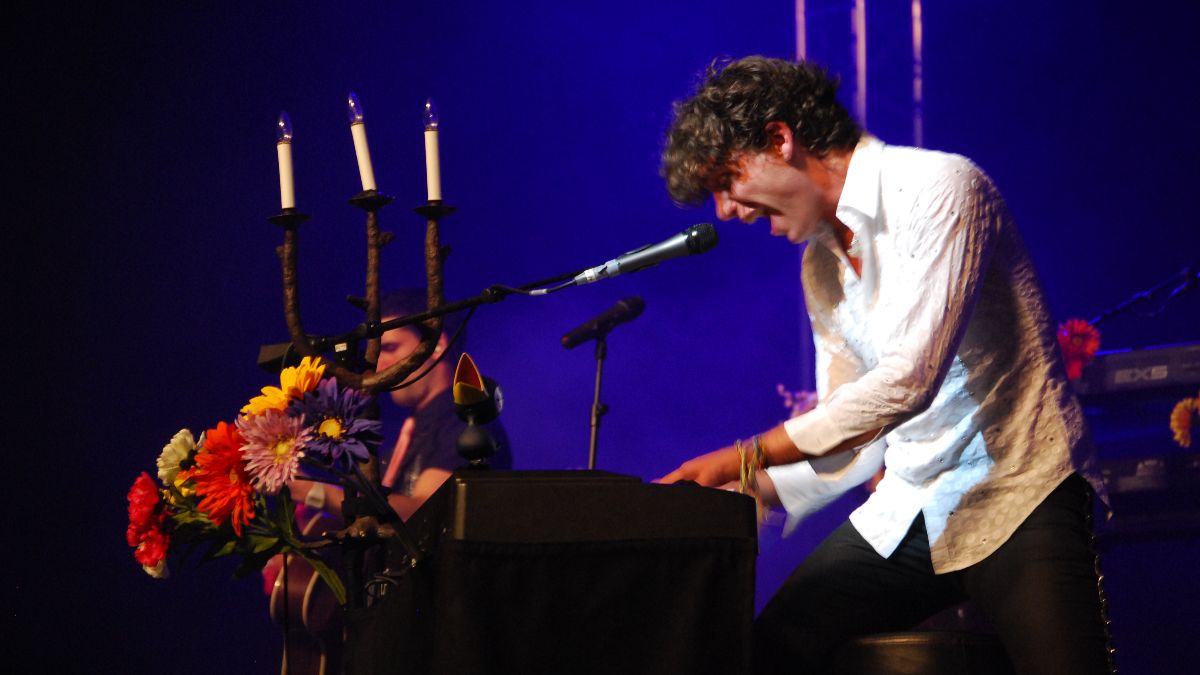 Mikapiano "Hyperlove": esce oggi il nuovo album di Mika