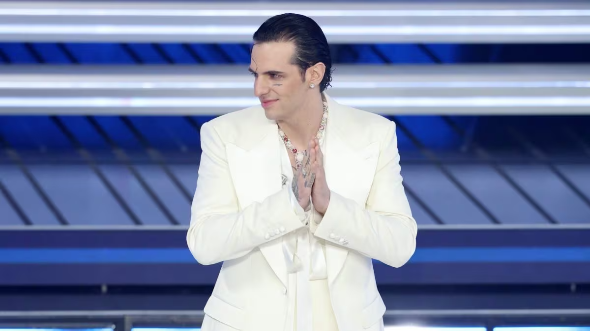 Ma per fortuna che c'è Lauro ad agitare il mare piatto del Festival