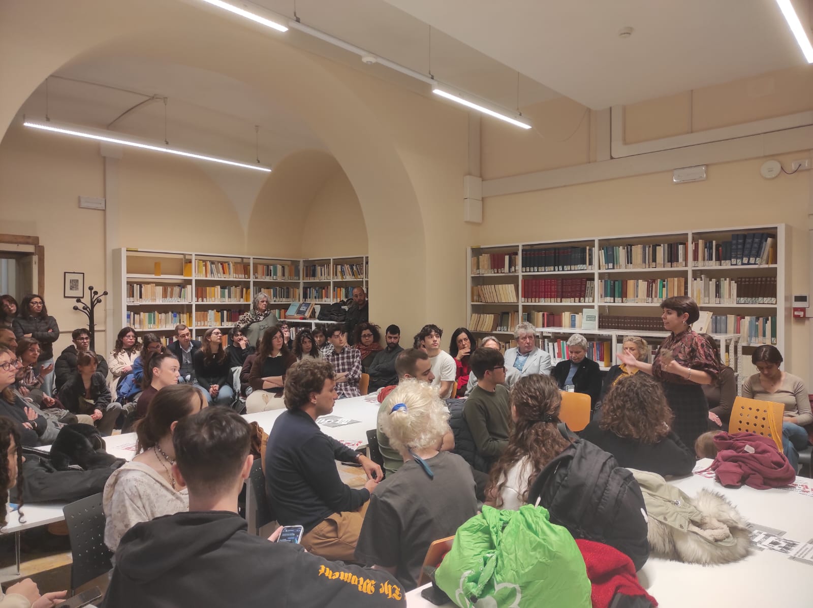 Gli studenti in protesta contro la riduzione degli orari di apertura di università e biblioteche  