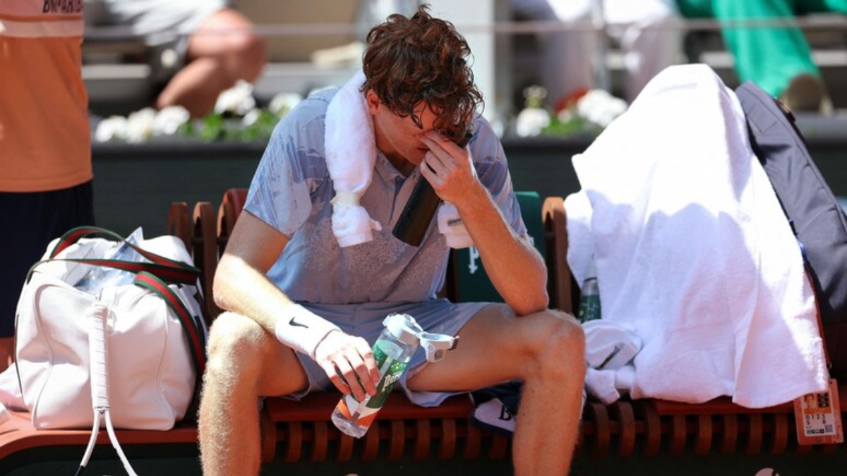 Roland Garros shock: Sinner crolla sotto il caldo e Parigi perde il favorito alla vittoria finale.