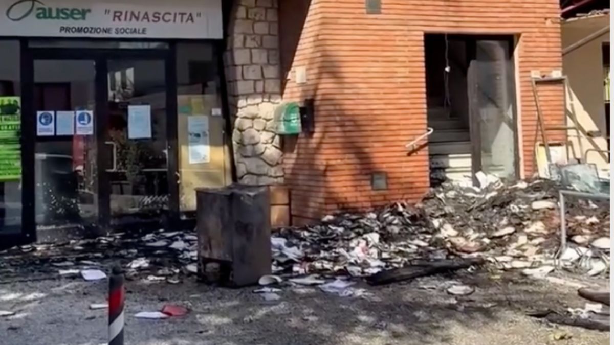 Screenshot-2026-05-26-alle-21.19.10 Incendio alla Casa del Popolo di Montepulciano: misure cautelari per due giovani. Trovato anche materiale nazifascista