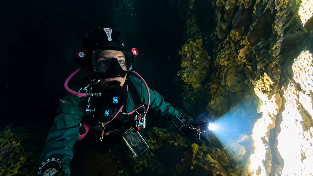 Nel tunnel cieco che non perdona: i rilievi degli speleosub
