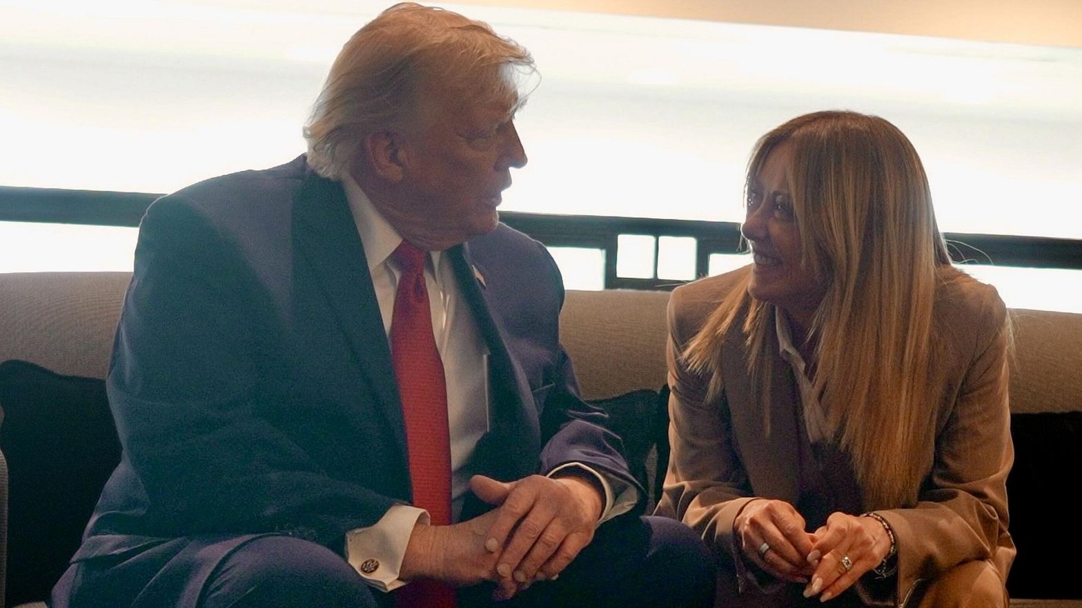 Trump, il retroscena con Meloni: "Mi ha implorato di fare una foto con lei, mi ha fatto pena" Trump, il retroscena con Meloni: "Mi ha implorato di fare una foto con lei, mi ha fatto pena"