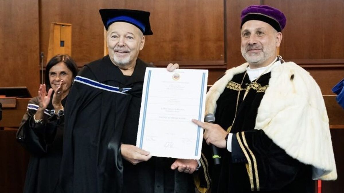 dottorato ad honorem a Vasco Rossi Vasco Rossi riceve un dottorato honoris causa in Politica e Comunicazione